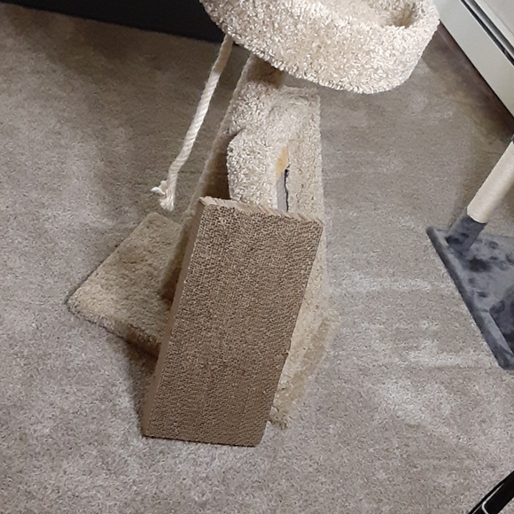 Cat tree - Picture 3 of 3